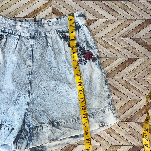 BELLFIELD Floral Embroidered‎ High Waist Chambray Light Acid Wash Shorts Cotton - Picture 8 of 13